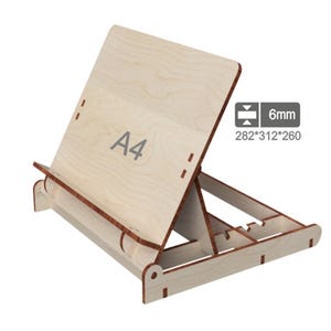 Peut inclure: Un lutrin en bois clair de format A4. Le support est incliné pour une lecture facile et possède une structure de support. Dimensions : 28,2 cm x 31,2 cm x 26 cm, épaisseur 6 mm.