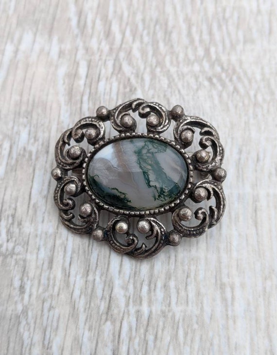 Acanthus Leaves Coat of Arms and Paisley Designs Buck… - Gem