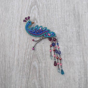 Gran Avon Teal, Azul Real, Rosa, y Púrpura Rhinestone y Perla Facetada y Plata Tono metal Peacock Brooch