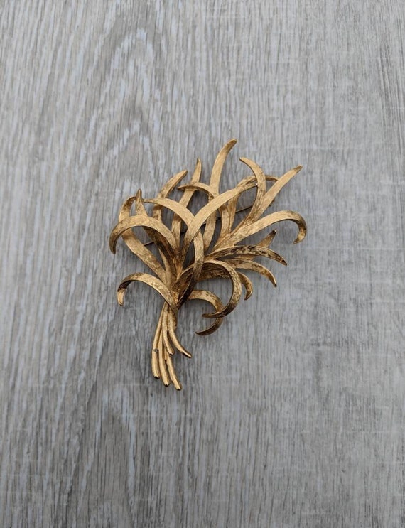 Large Monet Gold Tone Metal Sheaf of Grass Brooch - image 1