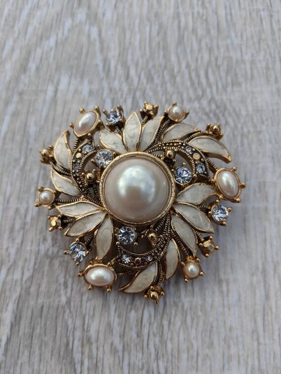  Imitation Pearl Dangle Chain Brooch,Elegant Lapel Pins,Vintage  Jewelry Gift for Women Girls: Clothing, Shoes & Jewelry