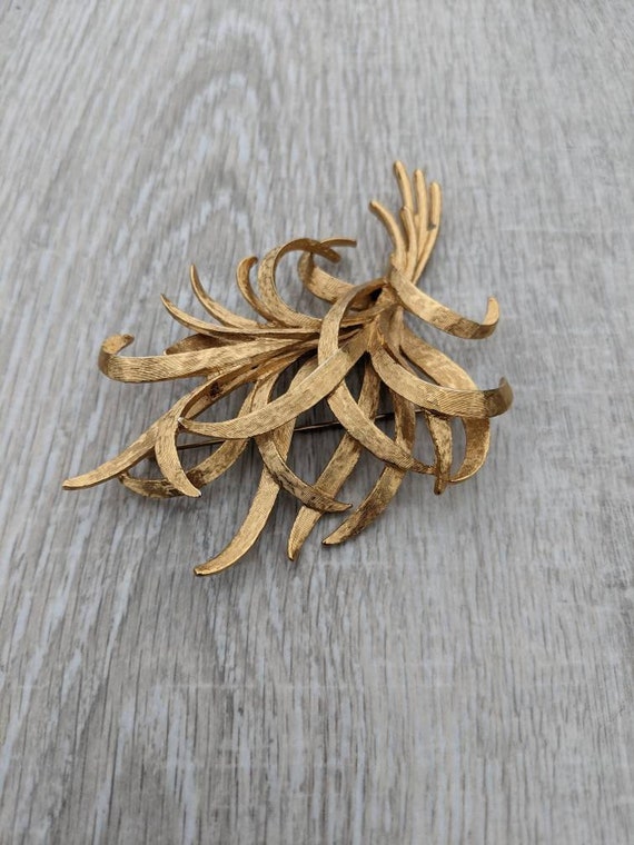 Large Monet Gold Tone Metal Sheaf of Grass Brooch - image 8