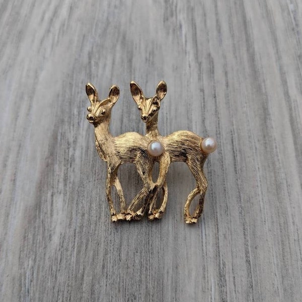 Avon 1990 « Reindeer Friends » Gold Tone Metal et Faux Seed Pearl Lapel Pin