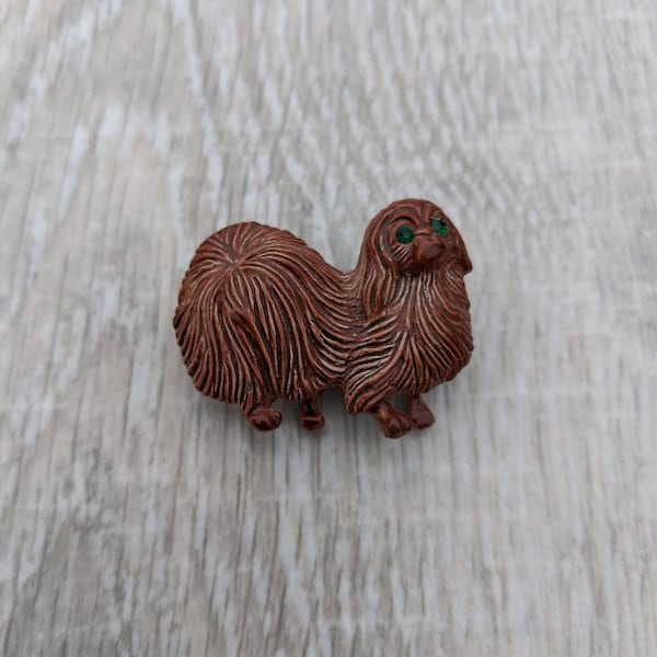 Années 1960 Gerry’s Reddish Brown Encole, Green Rhinestone, and Metal Pekingese Dog Brooch