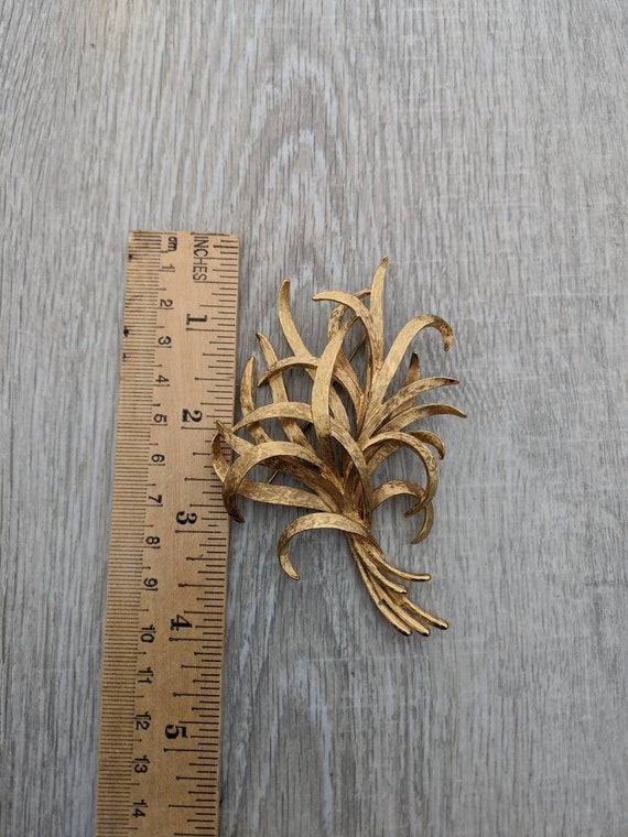 Large Monet Gold Tone Metal Sheaf of Grass Brooch - image 2