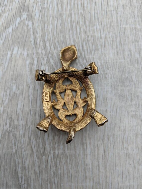 JJ White Enamel Openwork Shell Turtle Brooch - image 4