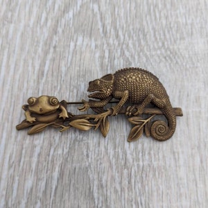 JJ 1986 Antiqued Gold Tone Finished Pewter Chameleon and Tree Frog on a Tree Branch Three Dimensional Rain Forest Animals Brooch