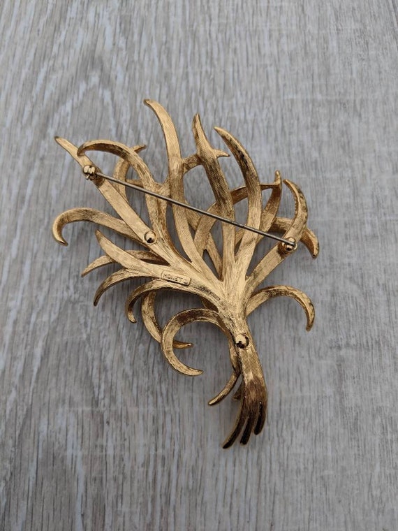 Large Monet Gold Tone Metal Sheaf of Grass Brooch - image 4