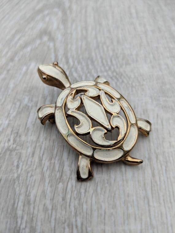 JJ White Enamel Openwork Shell Turtle Brooch - image 10