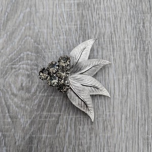 Rokerige grijze strass en Silver Tone Metal Leafy Floral Spray Broche