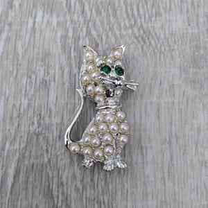 Faux Pearl, Emerald Green Rhinestone, and Silver Tone Metal Sitting Cat Brooch
