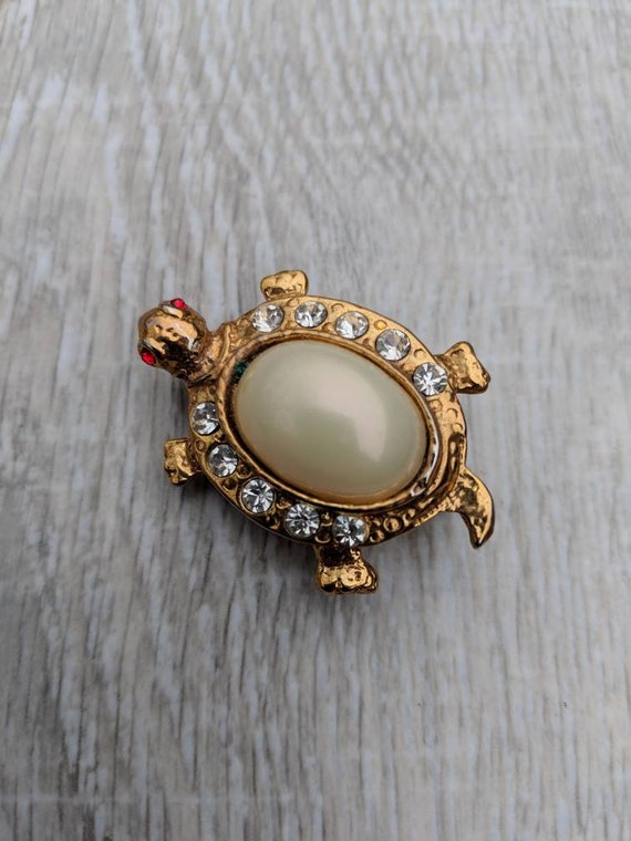 Broche Vintage Métal Doré Avec Cabochon Nacré Et Cristaux - Bijou Ancien Boréalis