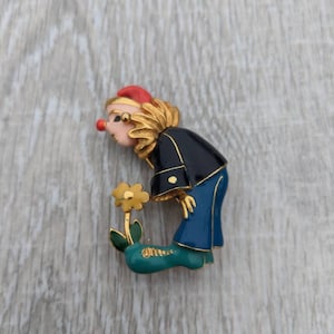 Clown colorato in smalto e metallo color oro che odora di spilla di fiori