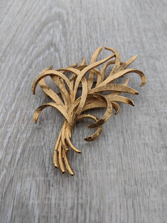 Large Monet Gold Tone Metal Sheaf of Grass Brooch - image 9