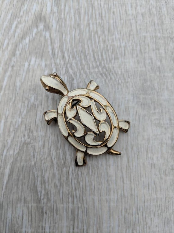 JJ White Enamel Openwork Shell Turtle Brooch - image 1
