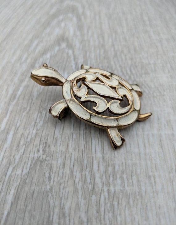 JJ White Enamel Openwork Shell Turtle Brooch - image 6