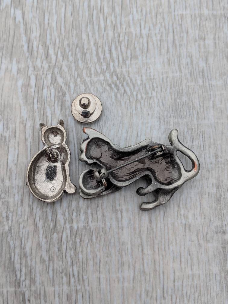 Broche Bijou Fantaisie – 2 Chats – Métal Argenté Avec Pierre Verte & Strass – NEUF Sans Emballage