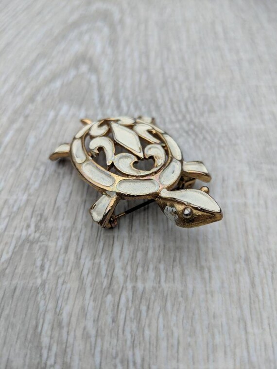 JJ White Enamel Openwork Shell Turtle Brooch - image 8