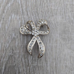Schillernde klare Strass und Silber Ton Metall Band Schleife Brosche