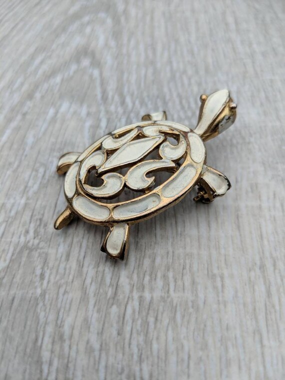 JJ White Enamel Openwork Shell Turtle Brooch - image 9