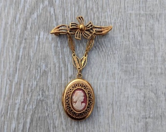 Coro Midcentury viktorianischen Revival Koralle und Creme farbigeHarz und Gold Ton Metall Cameo Medaillon baumeln Brosche