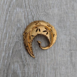 Textured and Glossy Gold Tone Swirling Leaf with Foliage Cutouts Brooch