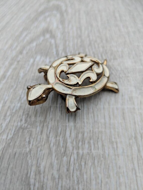 JJ White Enamel Openwork Shell Turtle Brooch - image 7