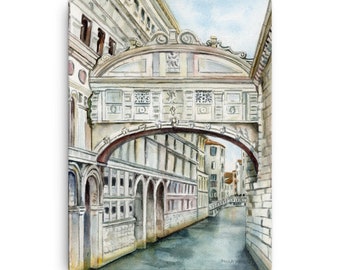 Puede incluir: Pintura acuarela de un puente sobre un canal en Venecia, Italia. El puente es blanco con un arco marrón y está rodeado de edificios. El canal es azul y hay barcos en el agua.