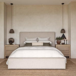 K&ouml;nnte beinhalten: Ein Schlafzimmer in neutralen T&ouml;nen mit Bett, Nachttischen und Teppich. Das Bett hat ein beiges Kopfteil und wei&szlig;e Bettw&auml;sche. Zwei Nachttische aus Holz flankieren das Bett, jeder mit einer Lampe und dekorativen Gegenst&auml;nden. Ein gewebter Teppich bedeckt den Boden.