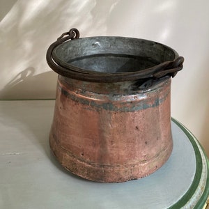 Olla antigua de cobre y hierro fundido