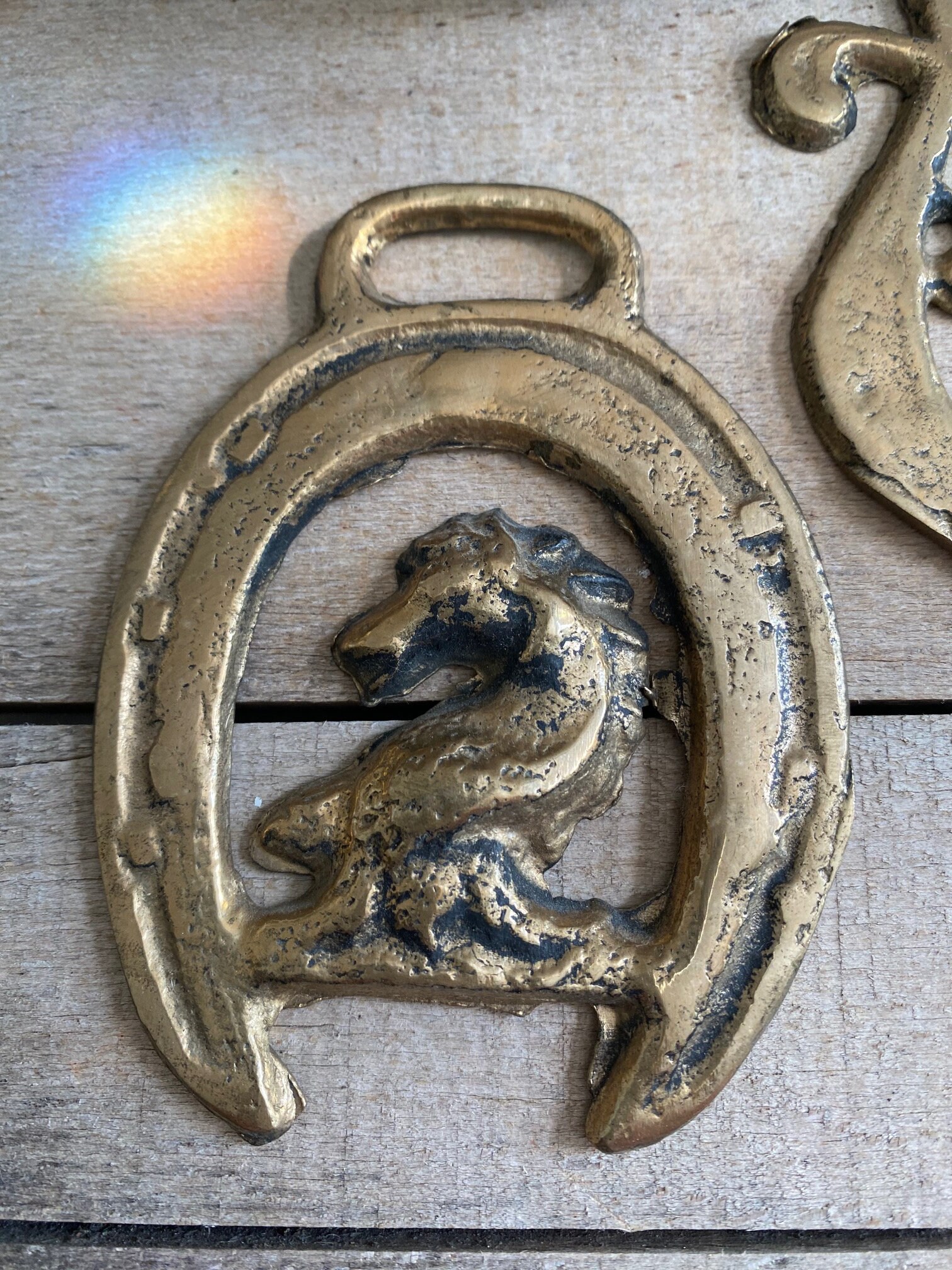 Pendentif médaillon cheval vintage en laiton, bijoux équestres - France