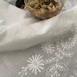 68"x 108" Swiss Tambour Lace Tablecloth ~ image 4