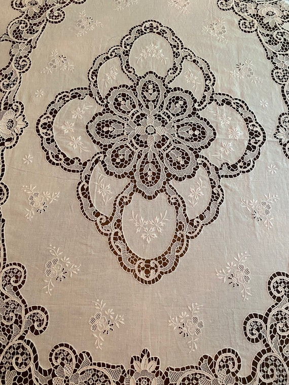 86" x 102" Vintage Linen Pointe de Venice Tablecloth