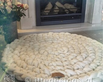 Vloerkleed diameter 90 cm van 100% ongeverfde Merino wol grof gehaakt