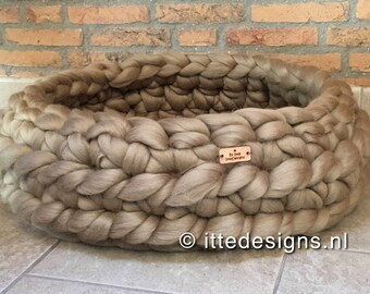 Basket approximately 35 or 45 cm (for e.g. cat) crocheted of 100% unpainted warm, soft Merino wool chunky knit