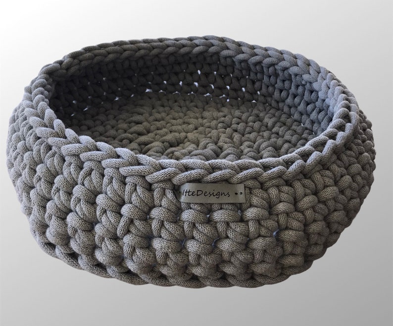 chunky knit basket 100% Merino wool for dog or cat image 1