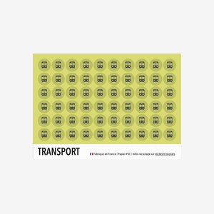 Pode incluir: Folha de autocolantes com um padrão repetido de pequenas ilustrações de autocarros cinza escuro em círculos verde claro. A palavra "TRANSPORT" é impressa em letras pretas em negrito na parte inferior.