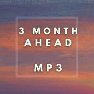 Könnte beinhalten: Ein abstrakter Hintergrund mit einem Farbverlauf aus Orange-, Lila- und Blautönen. Der Text "3 MONTH AHEAD MP3" wird in weißer, serifenloser Schrift innerhalb eines weißen rechteckigen Rahmens angezeigt.