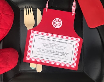 Peut inclure: Invitation à une fête d'anniversaire à carreaux rouges et blancs avec un tablier rouge et un chapeau de chef. L'invitation indique "Garrett's Recipe for Birthday Fun" et comprend la date, l'heure et le lieu de la fête. Veuillez confirmer votre présence auprès du chef cuisinier au 801-444-0909.