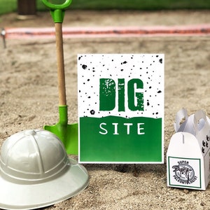 Puede incluir: Una pala de juguete de pl&aacute;stico verde con mango de madera, un cartel blanco y verde que dice "DIG SITE", un sombrero blanco de ala ancha y una caja blanca con un logotipo de dinosaurio verde que dice "Super Paleont&oacute;logo".