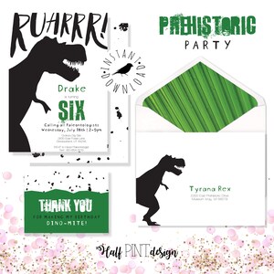 Puede incluir: Una invitaci&oacute;n imprimible para una fiesta de cumplea&ntilde;os con tem&aacute;tica de dinosaurios. La invitaci&oacute;n presenta una silueta negra de un Tyrannosaurus Rex con el texto "Prehistoric Party" en letras verdes. La invitaci&oacute;n tambi&eacute;n incluye una tarjeta de agradecimiento con el texto "&iexcl;Gracias por hacer de mi cumplea&ntilde;os n&uacute;mero 6 un Dino-mite!"