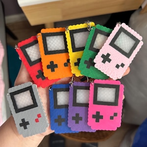 Handmade Game Boy Color Perler Bead Keychain – Retro Gaming Keyring, Pixel Art Gamer Gift, Nintendo Bag Charm, Nostalgic 90s Accessory