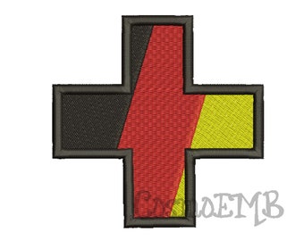 Puede incluir: Diseño de cruz bordada con secciones negras, rojas y amarillas, delineadas en negro. El diseño incorpora una forma de rayo dentro de la cruz, con el texto "CosmoEMB" en la esquina inferior derecha.