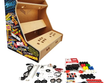 Peut inclure: Un kit de construction d'arcade DIY avec un cadre en bois et un graphisme coloré représentant des titres de jeux d'arcade classiques. Le kit comprend un joystick, des boutons, des haut-parleurs, du câblage et des instructions.