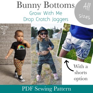 Könnte beinhalten: Ein PDF-Schnittmuster für "Bunny Bottoms" Drop-Crotch-Jogginghosen für Kinder. Das Schnittmuster beinhaltet eine Shorts-Option. Das Bild zeigt drei Kinder, die die Jogginghosen in verschiedenen Farben und Mustern tragen.