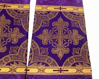 Fioletowa stuła liturgiczna z brokatu na Wielki Post, Adwent, Wizytacje i Spowiedź. Dostępna opcja stuły Orphrey Deacon z krzyżem i koroną cierniową.