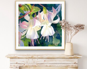 Könnte beinhalten: Aquarellmalerei von weißen Fuchsienblüten mit rosafarbenen Akzenten vor einem dunkelblauen und grünen Hintergrund. Die Blüten sind in voller Blüte und haben lange, zarte Stiele. Das Gemälde ist vom Künstler Leigh Bradford signiert.