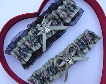 Liga de boda de camuflaje verde salvia y negro, ideal para la caza y el baile de graduación.