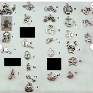 Liga de boda gótica negra: dijes de calavera, polilla y pentagrama imagen 2