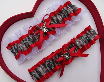 Liga de boda de camuflaje rojo: Satén blanco, opción de dije